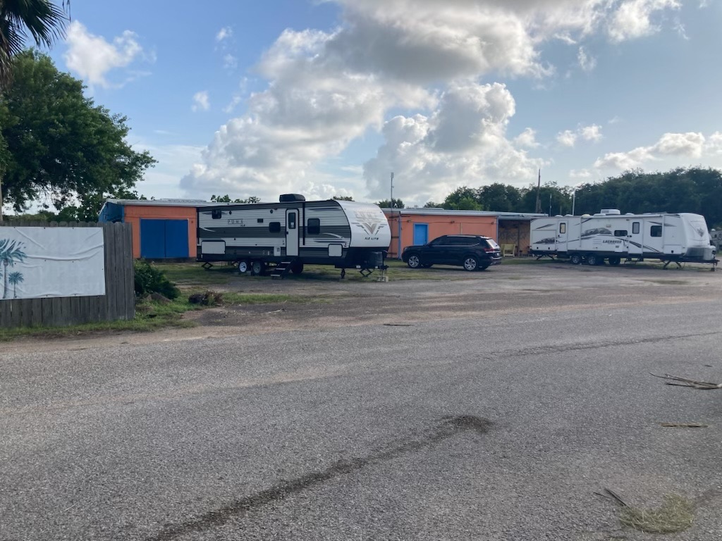 Full-hookup RV sites under big Gulf Coast skies